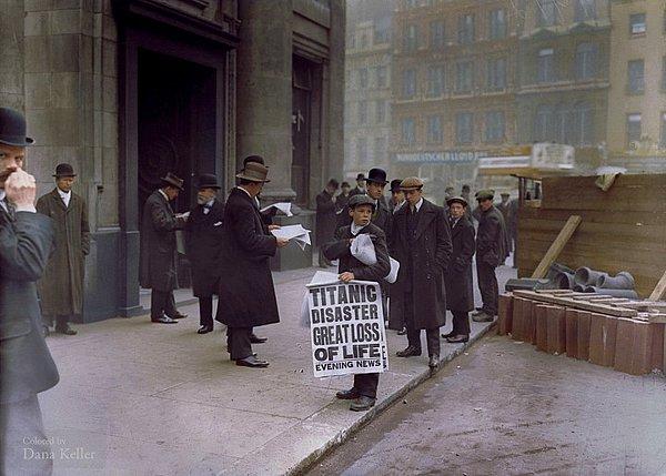 12. Titanic battıktan sonraki gün, gazete dağıtan bir çocuk (1912)