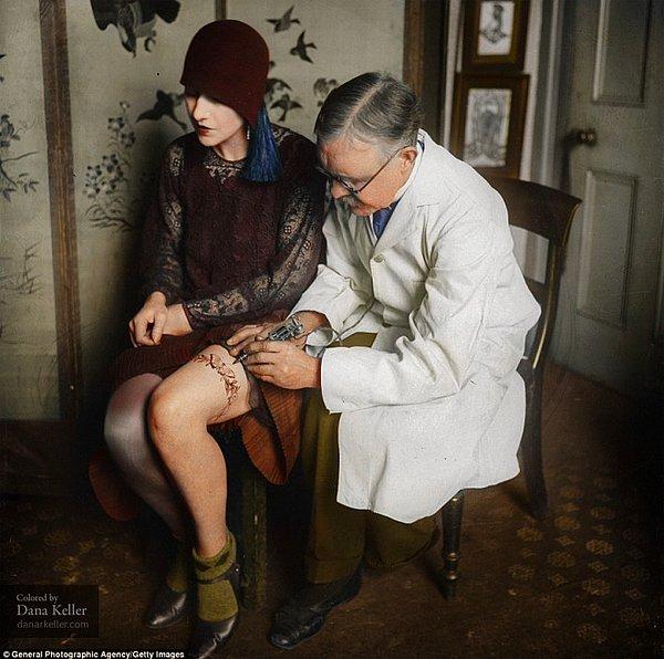 10. İngiliz dövme sanatçısı George Burchett, bir kadına dövme yaparken (1930)
