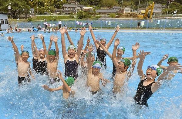 9. Okulların % 90’ında jimnastik salonu,  % 75’inde yüzme havuzu bulunmaktadır.