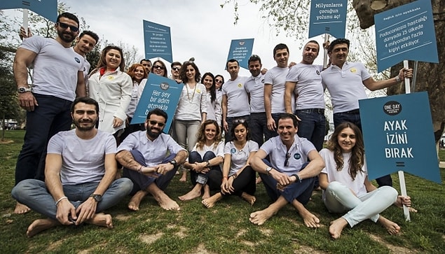 Şimdi ise hem bu etkinliğe destek verme, hem de ayakkabısız çocukların 1 gün boyunca neler yaşadığını hissedebilmek için Ortaköy'de buluşma vakti!