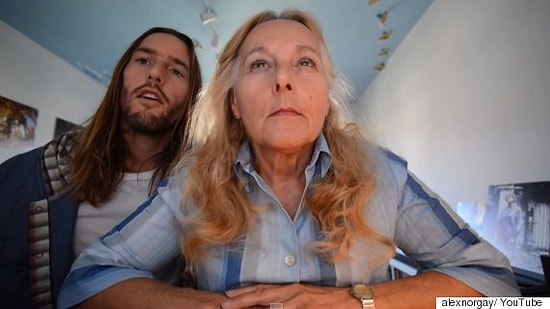 Annesini Gizlice Kaydedip Taliplerini Arayan Hayırlı Evlat