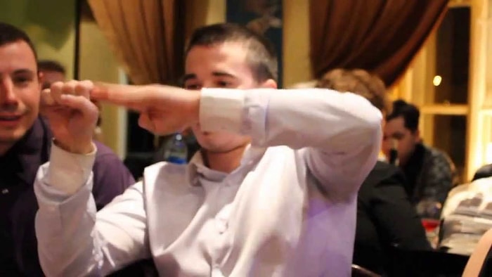 İşitme Engelli Adamdan İnanılmaz Parmak Dansı Gösterisi