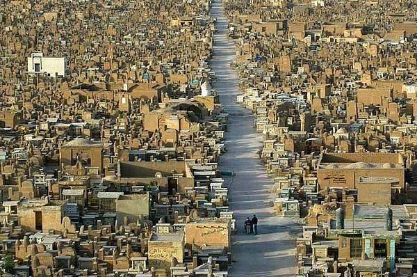 Birçok şehirden daha fazla insanın bulunduğu bir mezarlık.