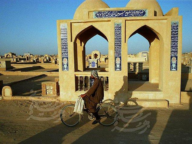 Al-Salam Mezarlığı o kadar geniş bir alana sahip ki, ziyaret edenler genelde bisiklet ile ulaşım sağlıyor.