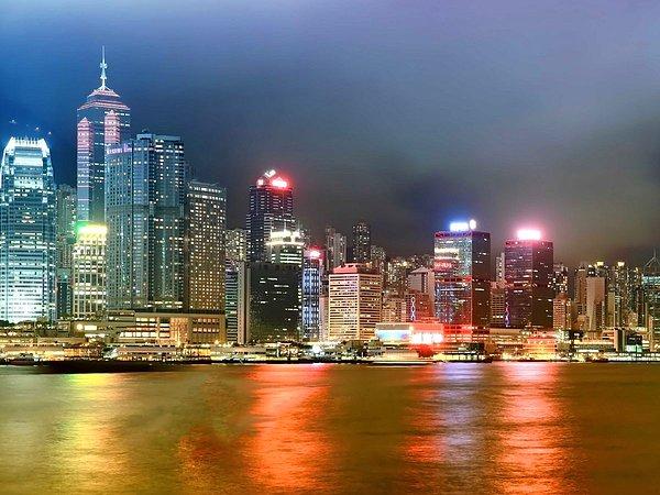 1. Hong Kong 1.053 kilometre kare alanda toplamda 7,794 yüksek yapıya sahip