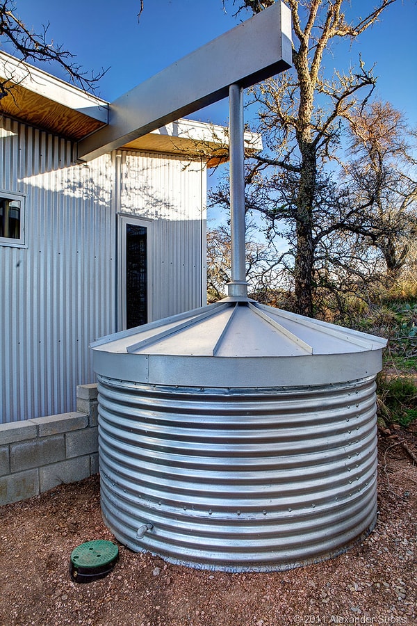 Фрэд Зипп (Fredd Zipp), один из жителей этого поселка говорит, что это место волшебное, но немного сухое. По этому им приходится резервировать как можно больше воды для кустов и деревьев.