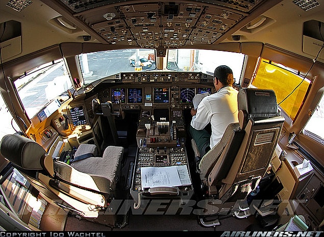 Geleneksel kontrol ekipmanları ile fly-by-wire sistemini birleştiren ilk ticari jettir. Fly-by-wire kullanan Airbus modellerinden ya da savaş jetlerinden farklı olarak “side stick” kullanılmamıştır.
