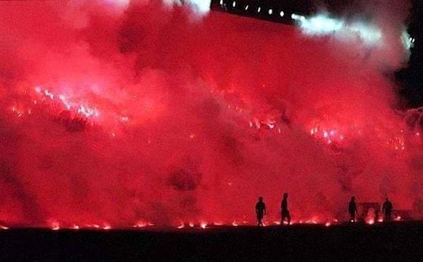 2. 2000 | Galatasaray tribünlerinde yanan meşaleler. (Galatasaray - Fenerbahçe / Ali Sami Yen Stadı Kapalı Tribün)