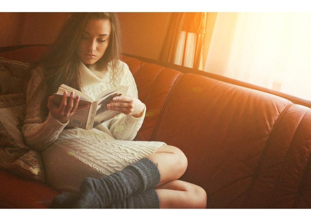 Девушка читает на вибраторе. Уютная девушка. Девушка с книгой. Девушка с книгой в руках. Девушка прикрывается книгой.