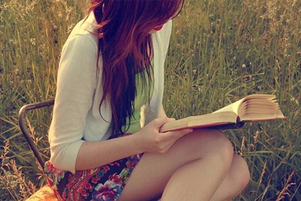 17. Bir kadın kitap okuyorsa; rakıya buz, çaya şeker atılmaz. Bir kadın kitap okuyorsa susulur. Ve sadece o seyredilir.
