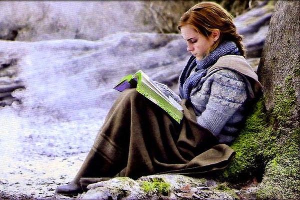 15. Bir kadın kitap okuyorsa eğer, rüzgarda savrulan bir yaprağın üzerine atlar ve gezer tüm dünyayı, o yaprak ile birlikte.