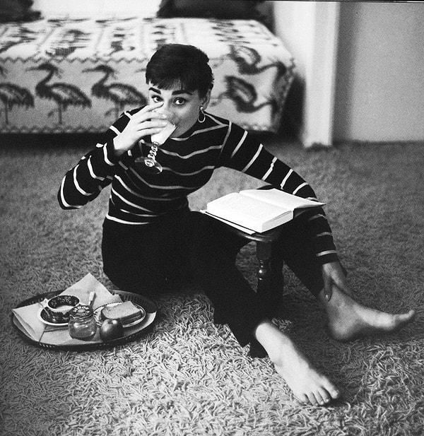16. Bir kadın kitap okuyorsa eğer yıldızlar sıraya geçer. Bulutlar kıskanır. Audrey Hepburn yattığı yerden uyanır.