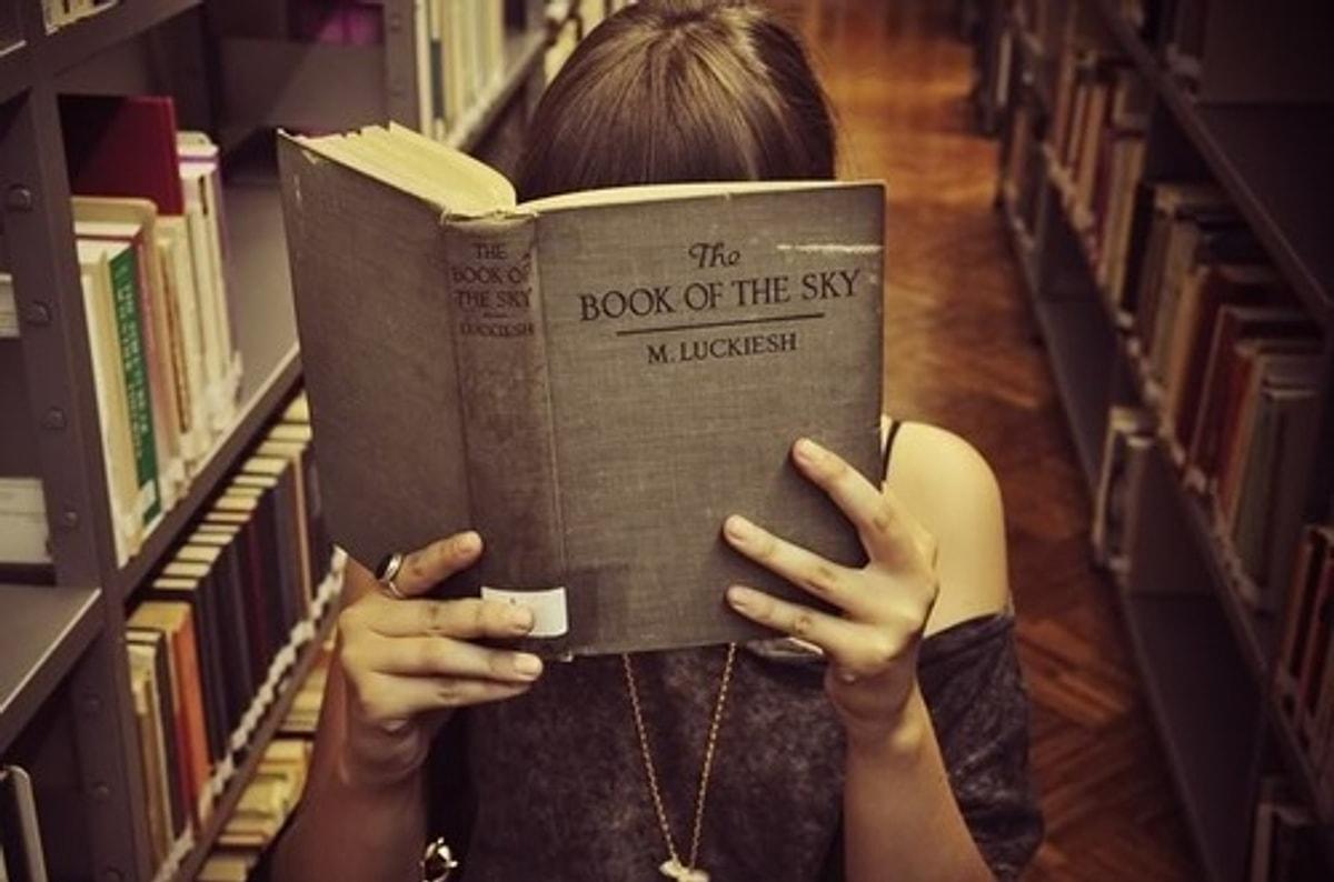 Аватарка книги. Девушка с книгой. Книги на аву. Книжные аватарки.