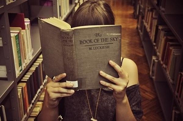 12. Bir kadın kitap okuyorsa, yer çekimi işlemez o an. Kitap okuyan kadın da, onu seyredenler de gökyüzünde süzülür.