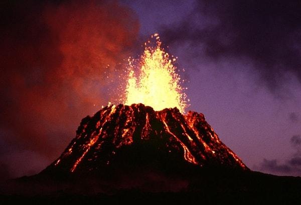 11. 1992 yılında Chris Duddy, Michael Benson ve Craig Hosking helikopterlerinin kaza yapması sonucu iki gün boyunca aktif bir volkanın içinde yaşadı