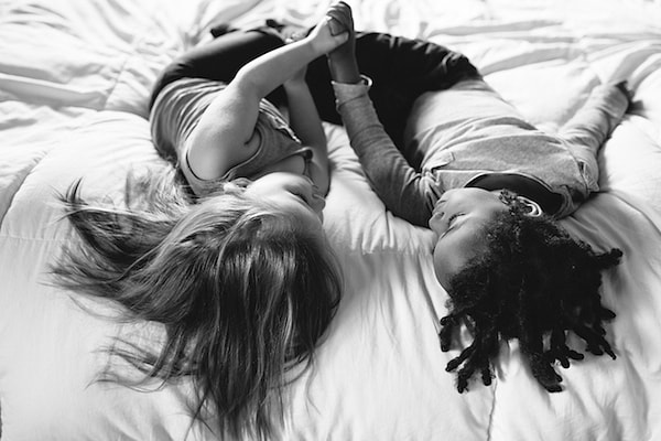 Цвет нашей кожи не делает нас разными и не создает между нами расстояния.