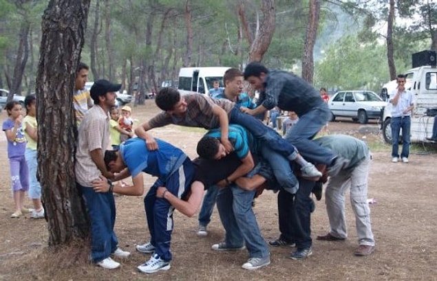 13. Anneleri yıllarca pantolon dikmeye mahkum eden, oyun: Uzun Eşek!