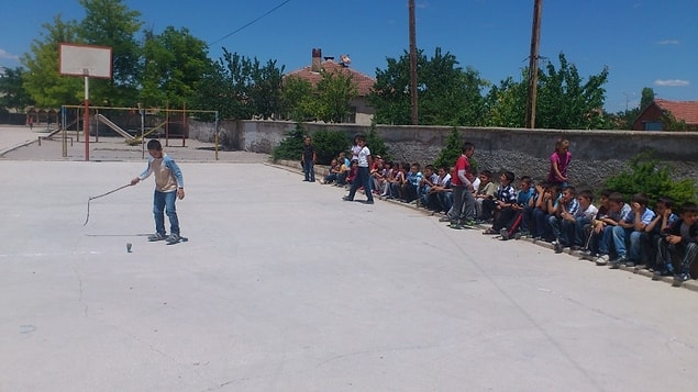 25. Topaç Çevirme (Katır Oyunu)