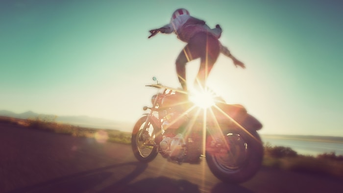 Motor Üzerinde Sörf Yapan Çılgın İnsanlar