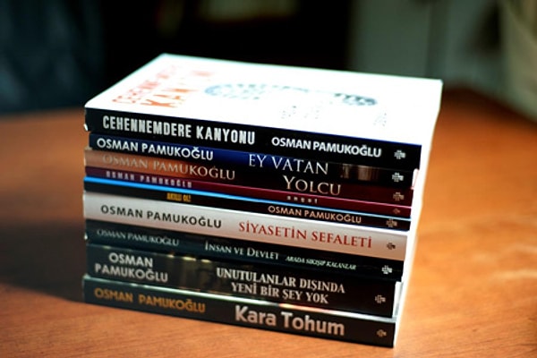 Oniki adet kitap yazdı.