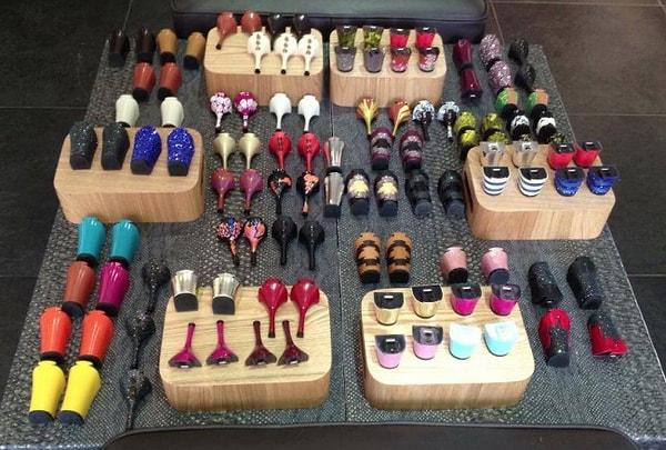 Böyle bir ayakkabı çeşidi satın aldığınızda tıpkı telefon kılıfları gibi rengarenk topuklar da almak isteyeceksiniz.