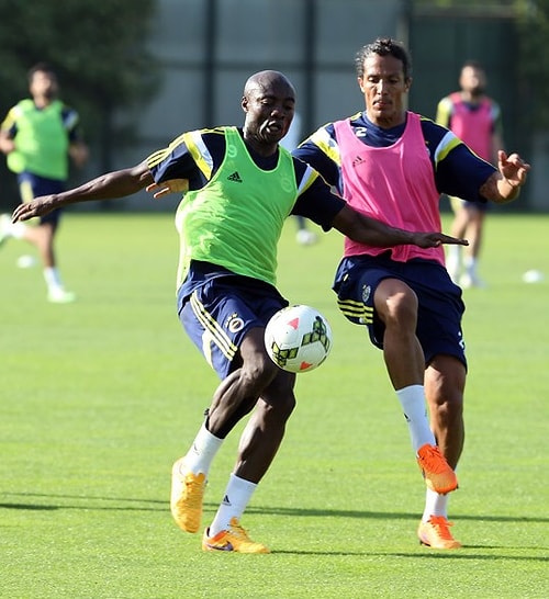 Fenerbahçe'de Emenike Takımdan Ayrı Çalıştı
