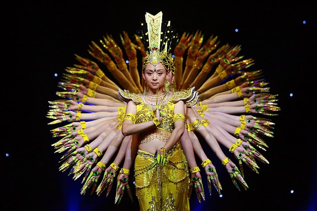 11. Duyma engelli dansçıların, 1000 Kollu Guan Yin performansı