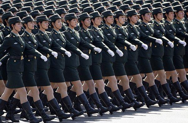 32. Çin'in 60. Kuruluş Yıl Dönümü kutlamalarında; Çin Halk Kurtuluş Ordusu