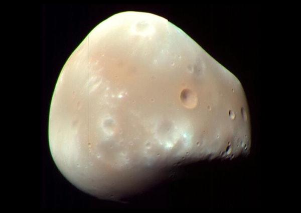 5. Mars'ın aylarından biri olan Deimos bir gün içinde iki kez doğup batmaktadır.