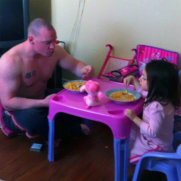 Masa babaya biraz küçük gelmiş olsa da, çocuğuyla yediği yemeğin mutluluğu kocaman.