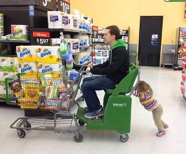 Babasıyla alışverişe çıkmaya bayılan küçük kız :)