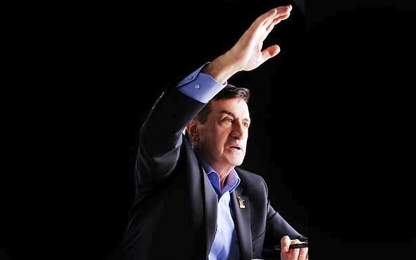 Lakabı gibi ''Efsane'' sözlere sahiptir.