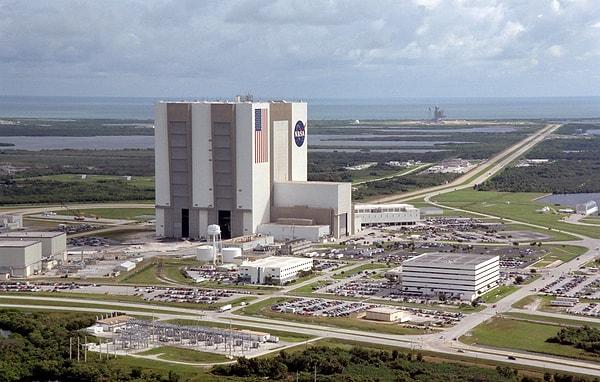 1. NASA'nın Araç Montaj Binası o kadar büyüktür ki kendi hava koşulları vardır.