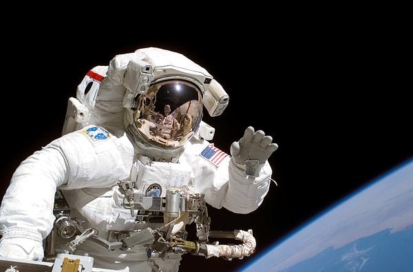 14. NASA tarafından resmen astronot kabul edilmeniz için Dünya yüzeyinin üzerinde en az 80 km yol kat etmeniz gerekmektedir.
