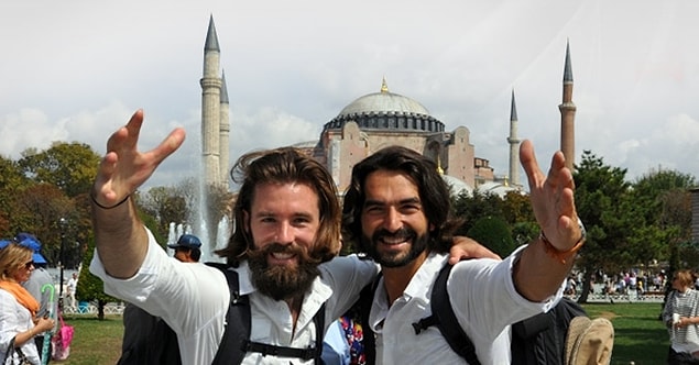 4. Jules Verne'in '80 Günde Devr-i Alem' kitabından esinlenerek beş kuruşsuz dünya turuna çıkan ikili, İstanbul'da soyuldu.