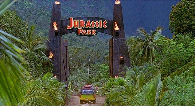 2)	Michael Crichton'un romanından uyarlanan Jurassic Park 1 ve 2 filmlerinin yönetmeni, sinemanın dahi çocuğu Steven Spielberg. Güçlü özel efektleriyle dikkat toplayan filmin gişede büyük başarı elde etmesi, 2 devam filmi çekilerek bir seri olmasını sağlamıştı.