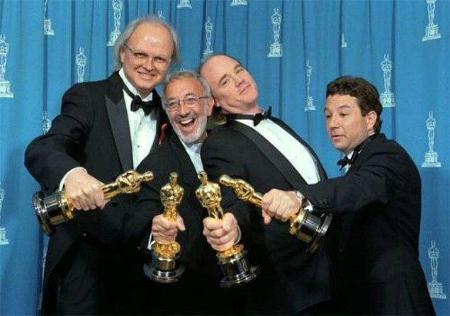 6)	Jurassic Park gösterime girdiği yıl Oscar ödüllerinde de büyük ses getirmiş, teknik dallarda 3 Oscar ödülüne layık görülmüştür.