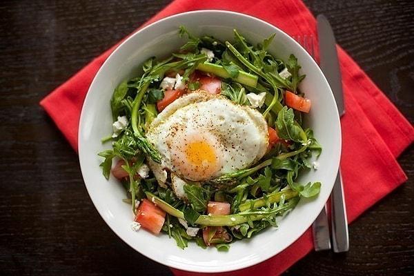6. Yumurtalı Kuşkonmaz Salatası