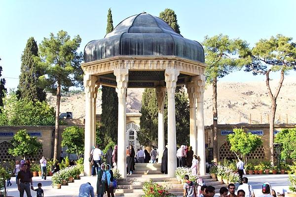 Mezarı, Şiraz'ın en uğrak turistik yerlerinden biri olan Sadi Türbesi'dir.