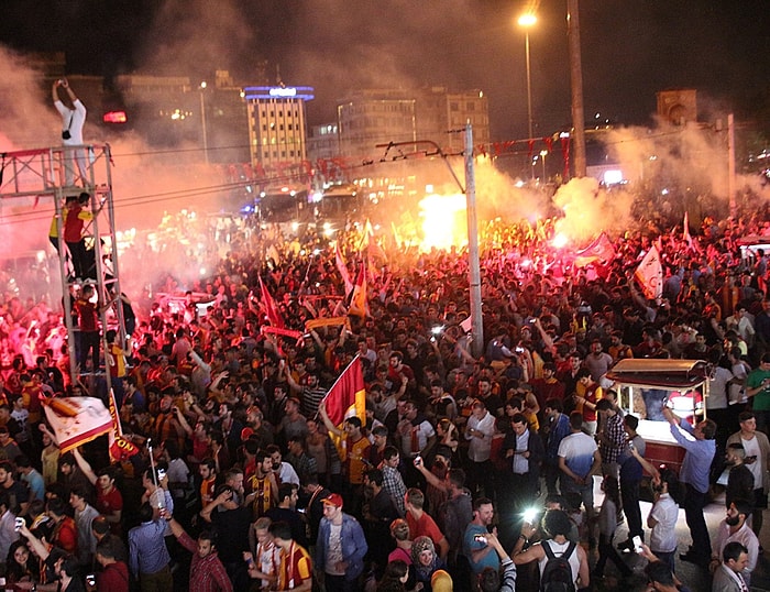 Galatasaray Taraftarı Şampiyonluğu Kutladı