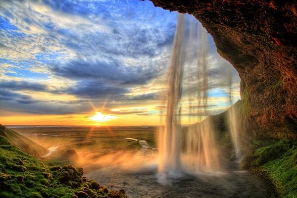 1. İzlanda'da güneşin batışını izlemek istediğinizde karşılaştığınız manzara böyle bir şey.