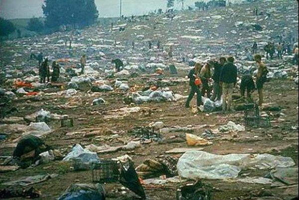 13. Woodstock festivalinin bitiminde, festival alanına temizlik için buldozer ve kepçeler girdi. Çöplerin imha edilmesinin maliyeti yaklaşık 100.000 dolara mal oldu. (1969)