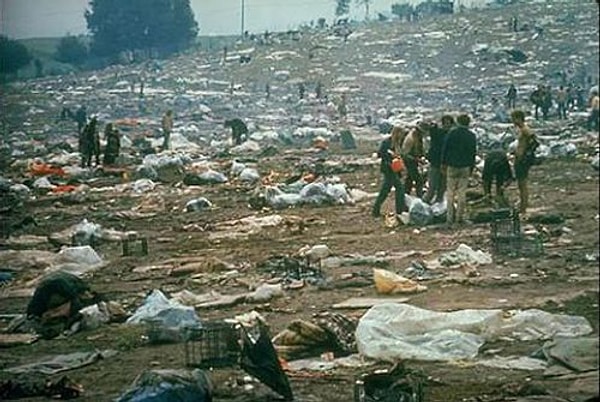 13. Woodstock festivalinin bitiminde, festival alanına temizlik için buldozer ve kepçeler girdi. Çöplerin imha edilmesinin maliyeti yaklaşık 100.000 dolara mal oldu. (1969)