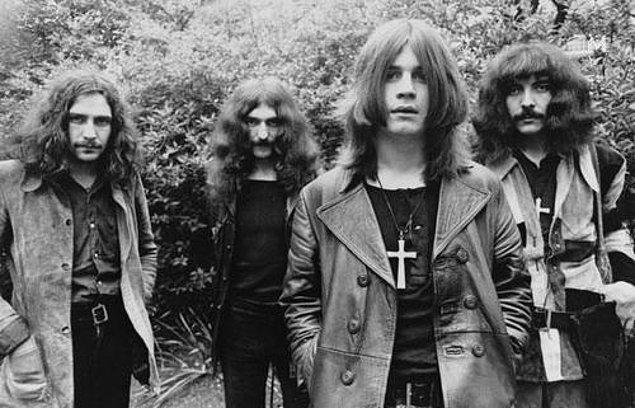 16. Ozzy Osbourne, önceden 'Earth’ olan grup ismini bir konser sırasında 'Black Sabbath’ olarak değiştirdi. (1969)