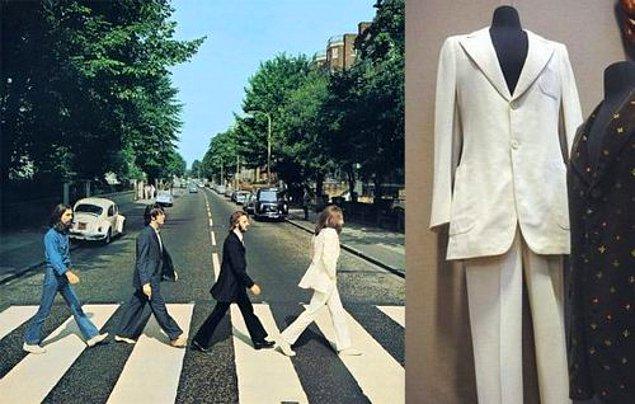 22. John Lennon'ın Abbey Road albümünün kapağında giydiği beyaz takım elbise, Las Vegas'ta bir açık artırmada 118,000 dolara satıldı. (2005)