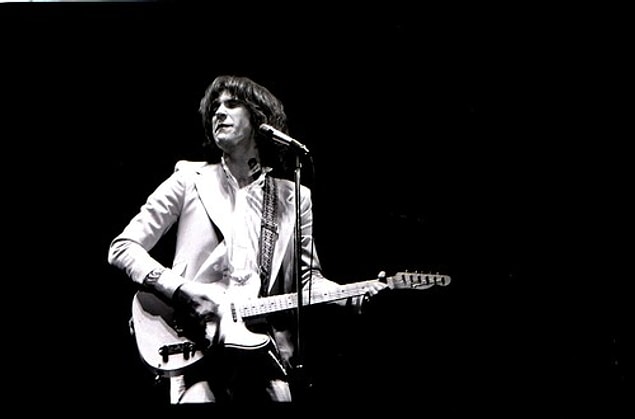 24. Sokakta yürürken karşılaştığı iki gaspçıya direnen Ray Davies (The Kinks) bacağından vuruldu. (2003)