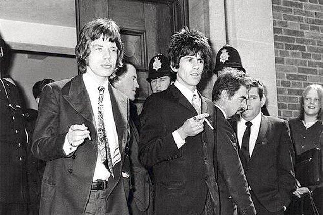 25. Mick Jagger'ın uyuşturucu bulundurma suçundan sabıkalı olduğu için vize alamaması nedeniyle, Rolling Stones Tokyo'da vermeyi planladığı bir konseri iptal etmek zorunda kaldı. (1972)
