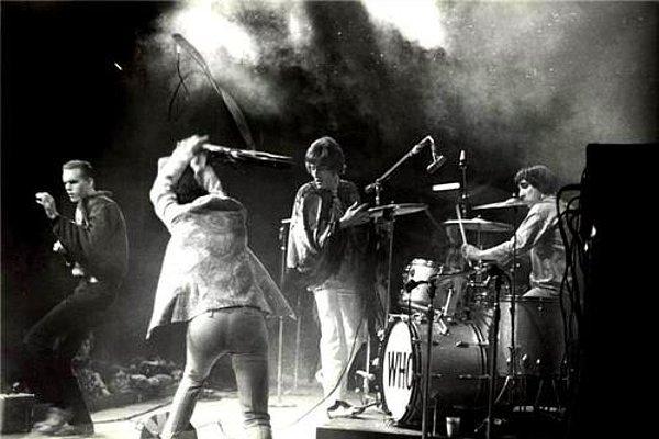 31. Montreal Forum'daki bir konser sırasında mekana 6000 dolarlık zarar verilmesinin ardından, The Who grubu ve sahne ekibi gözaltına alındı. (1973)