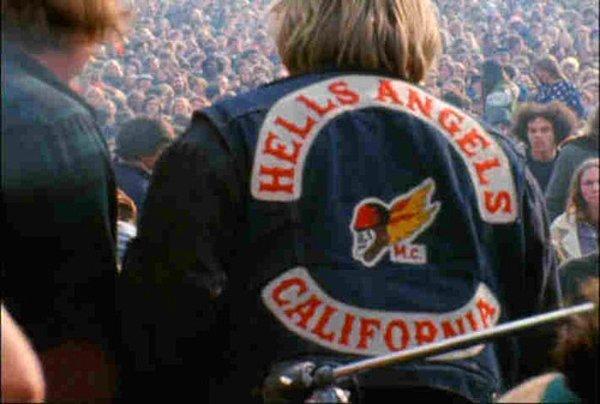 32. Jefferson Airplane, Santana ve Rolling Stones gibi grupların verdiği ücretsiz bir konserde kargaşa çıktı. Güvenliği sağlaması amacıyla tutulan “Hell’s Angels” adlı motor çetesi, bir seyirciyi öldürdü. Konserden görüntüler daha sonra Gimme Shelter adlı belgeselde yayınlandı. (1969)