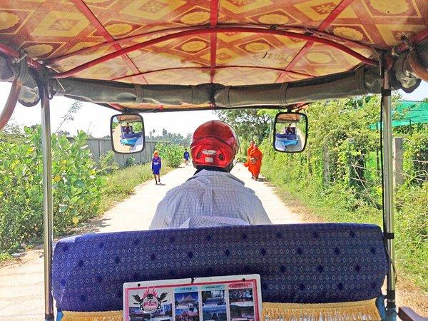 4. Kamboçya'dayken tuk-tuks - yaygın bir ulaşım aracı- kullanan Budnick, 1 dolar karşılığında her yere bunlarla gidilebildiğini söylüyor.